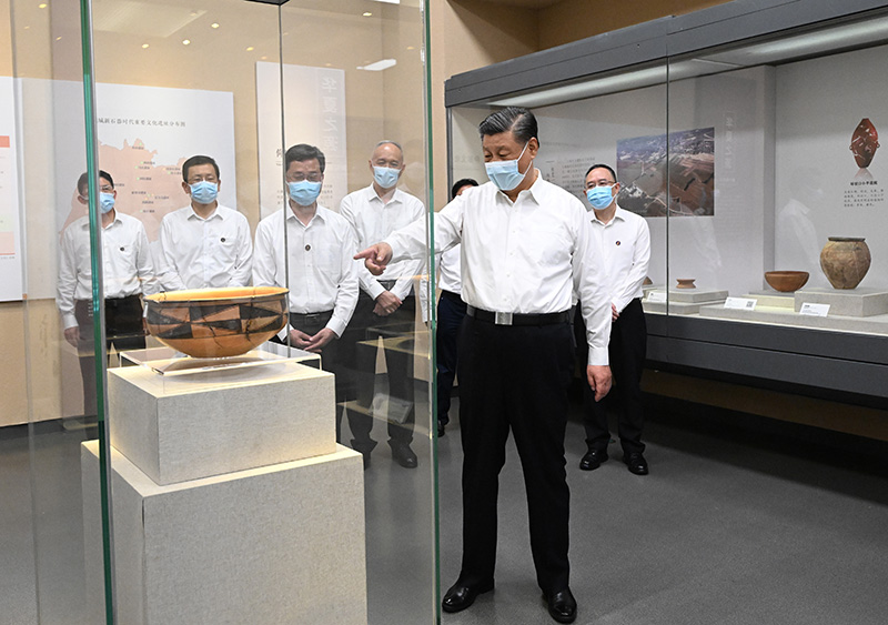 5月16日下午，中共中央總書記、國家主席、中央軍委主席習(xí)近平在前往陜西西安主持中國－中亞峰會途中，在山西運城博物館考察。