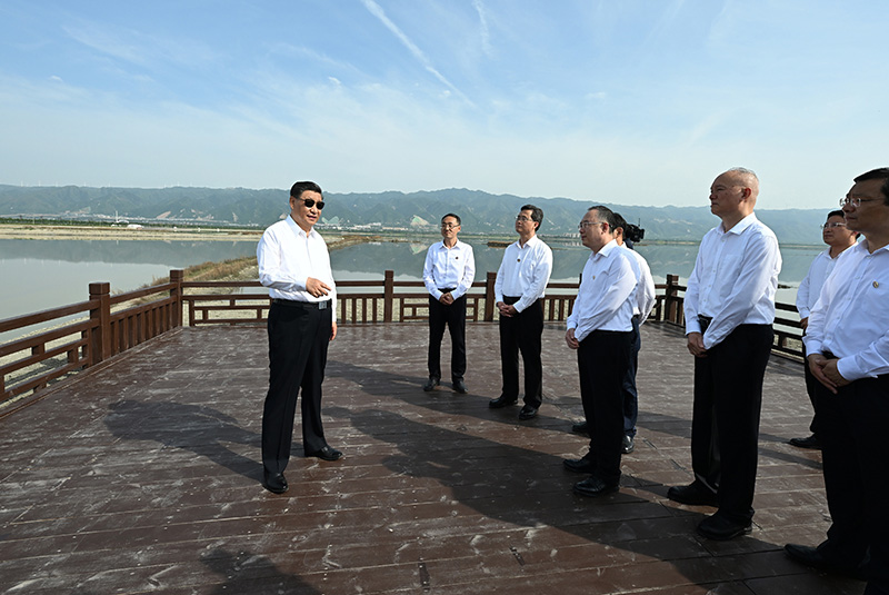 5月16日下午，中共中央總書記、國家主席、中央軍委主席習(xí)近平在前往陜西西安主持中國－中亞峰會途中，在山西運城鹽湖考察。