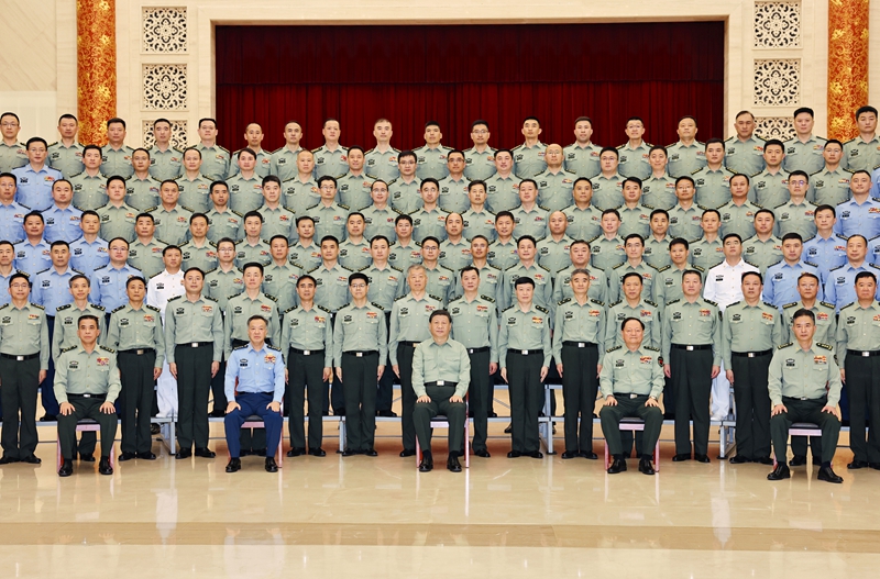 5月22日至24日，中共中央總書(shū)記、國(guó)家主席、中央軍委主席習(xí)近平在山東考察。這是23日上午，習(xí)近平在濟(jì)南親切接見(jiàn)駐濟(jì)南部隊(duì)上校以上領(lǐng)導(dǎo)干部，代表黨中央和中央軍委向駐濟(jì)南部隊(duì)全體官兵致以誠(chéng)摯問(wèn)候。